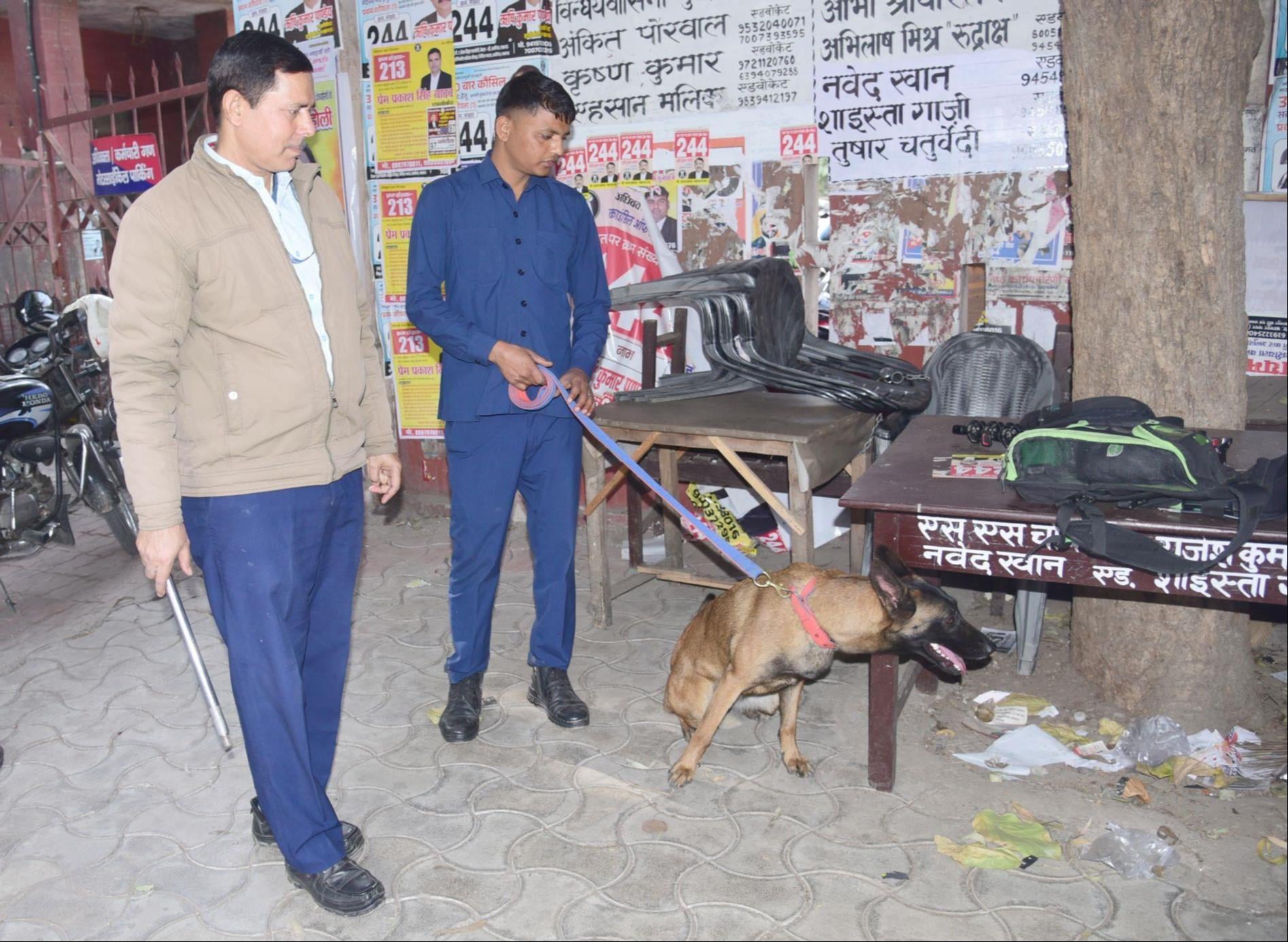 धमकी के बाद कहचरी परिसर में जांच करते श्वान और बम निरोधक दस्ते के लोग। 