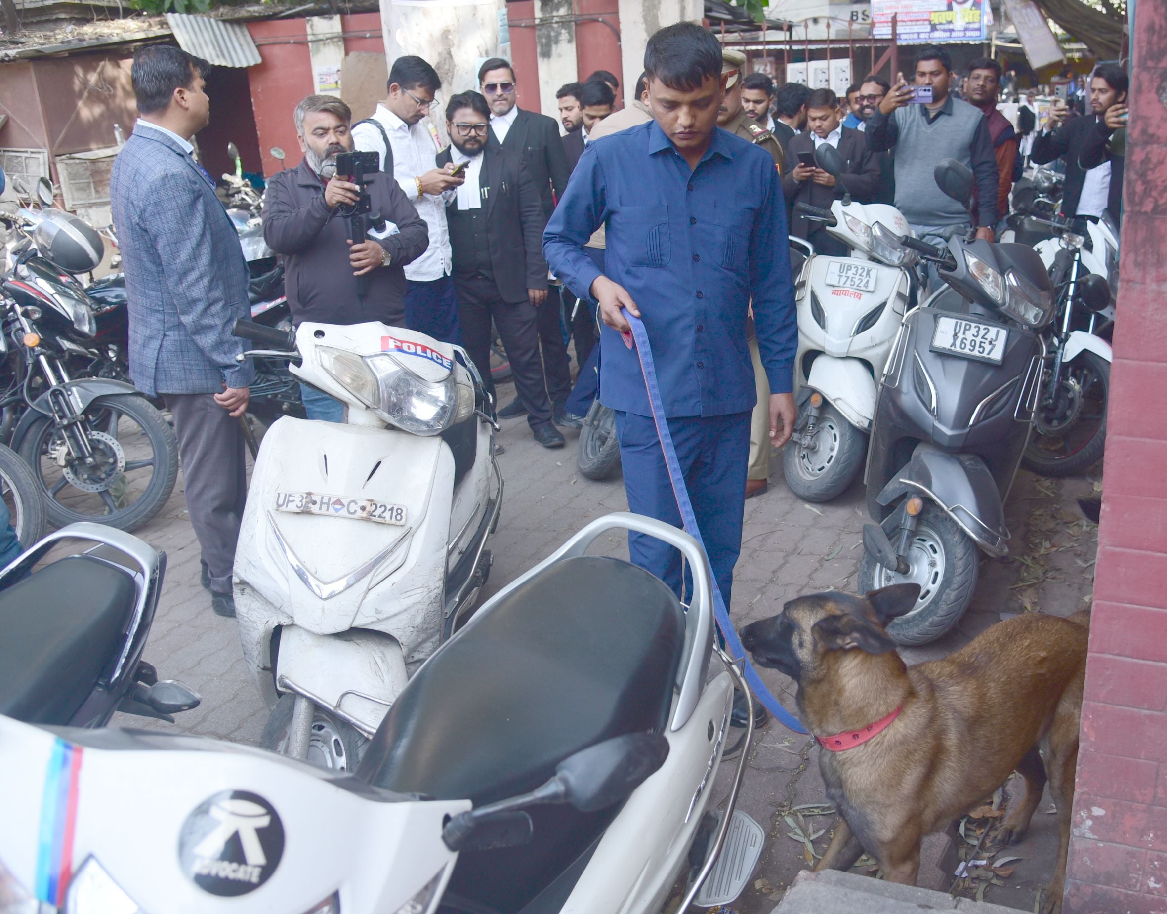 धमकी के बाद कहचरी परिसर में जांच करते श्वान और बम निरोधक दस्ते के लोग। 