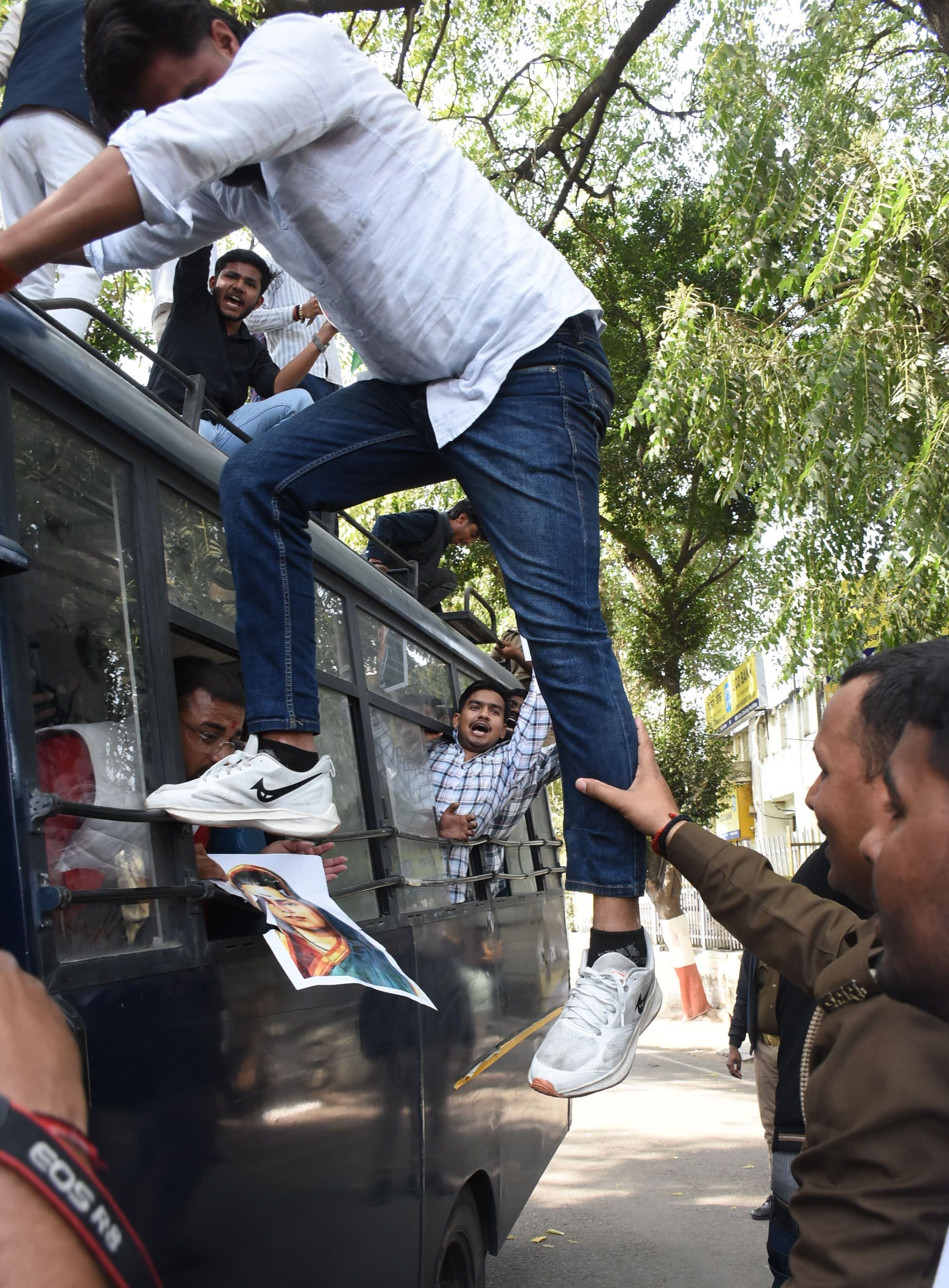 यूजीसी के नए नियमों के समर्थन में प्रदर्शन, लखनऊ विश्वविद्यालय में पुलिस से झड़प यूजीसी के नए नियमों के समर्थन में प्रदर्शन, लखनऊ विश्वविद्यालय में पुलिस से झड़प