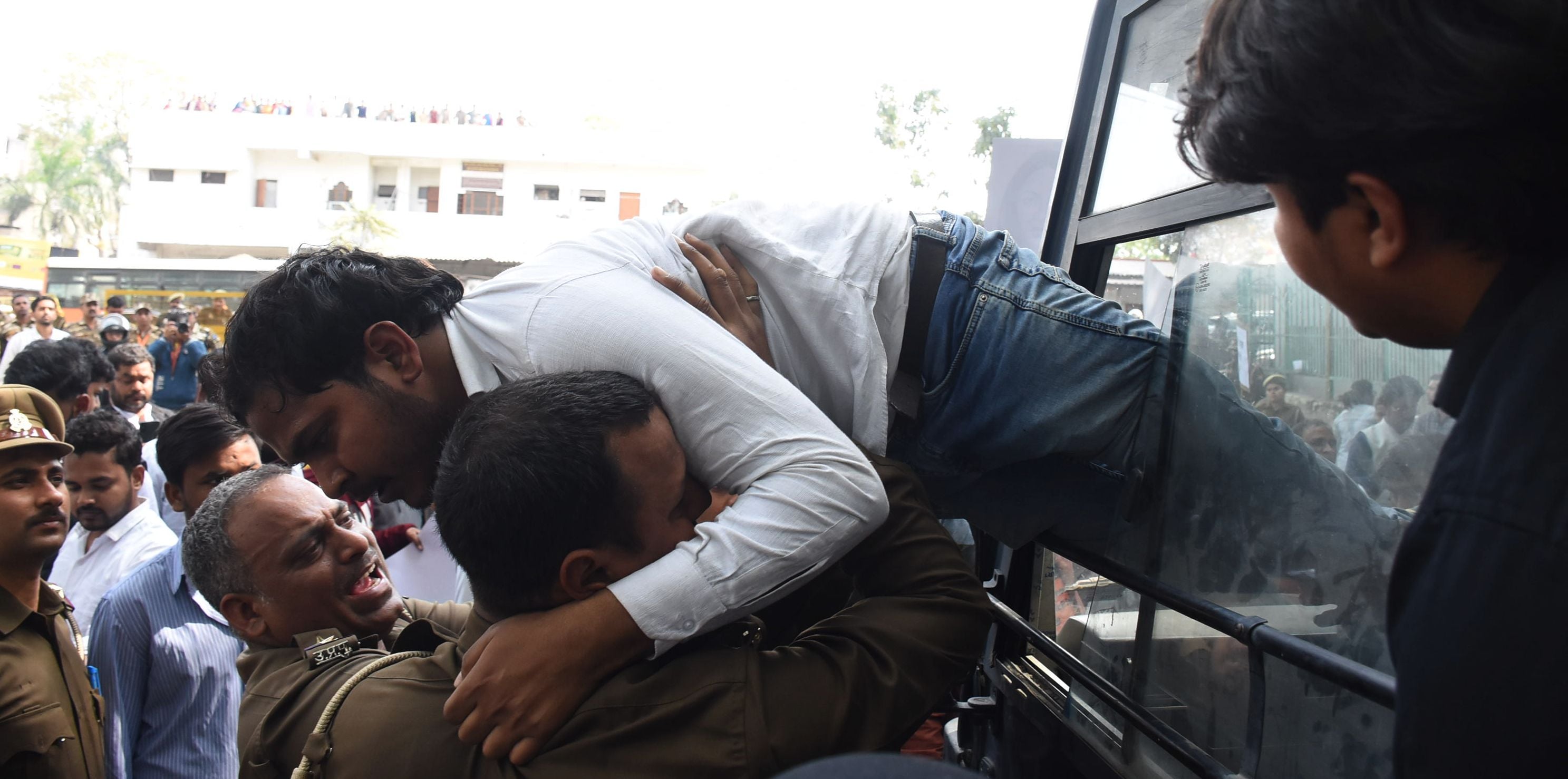यूजीसी के नए नियमों के समर्थन में प्रदर्शन, लखनऊ विश्वविद्यालय में पुलिस से झड़प यूजीसी के नए नियमों के समर्थन में प्रदर्शन, लखनऊ विश्वविद्यालय में पुलिस से झड़प