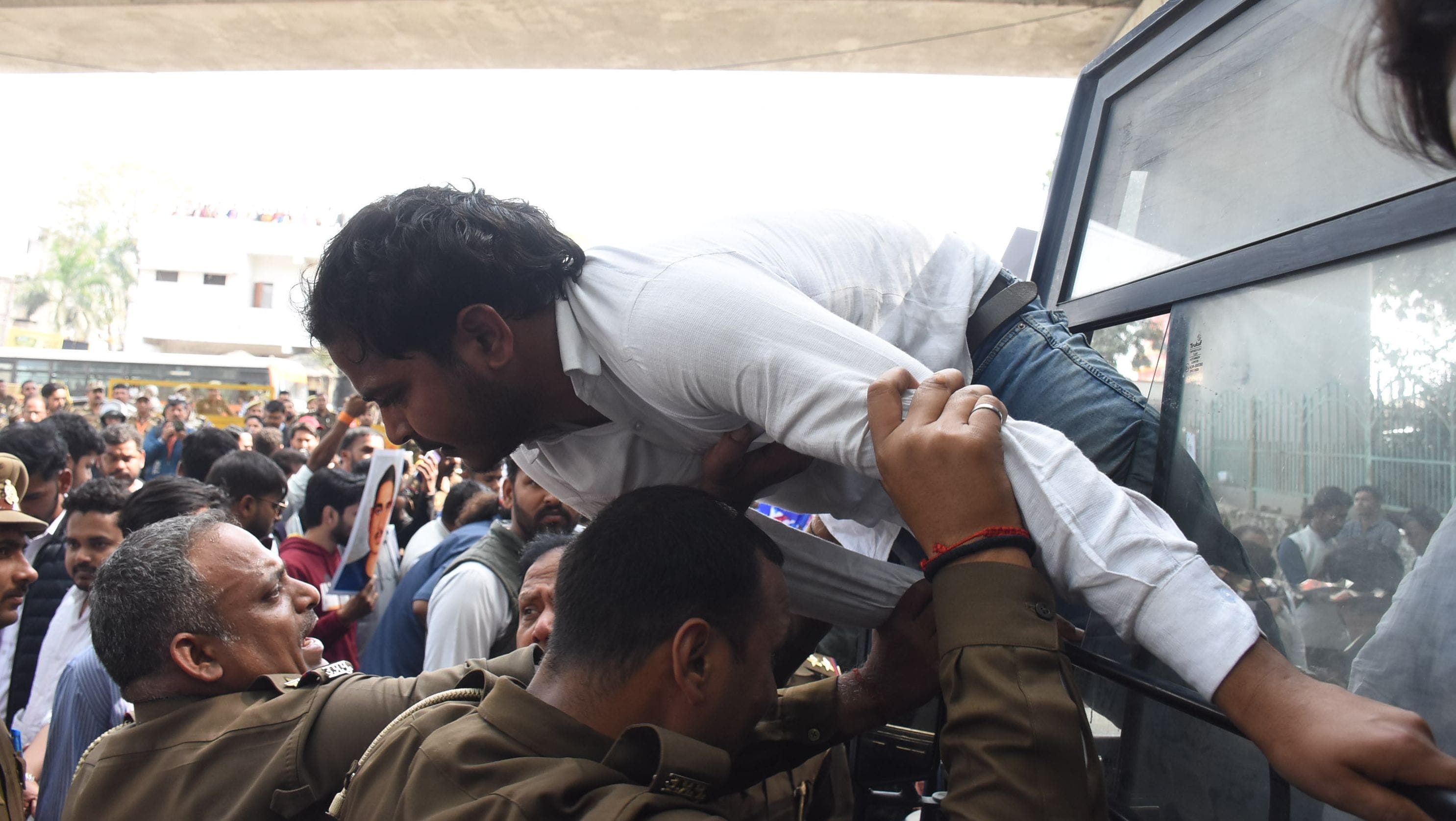 यूजीसी के नए नियमों के समर्थन में प्रदर्शन, लखनऊ विश्वविद्यालय में पुलिस से झड़प यूजीसी के नए नियमों के समर्थन में प्रदर्शन, लखनऊ विश्वविद्यालय में पुलिस से झड़प