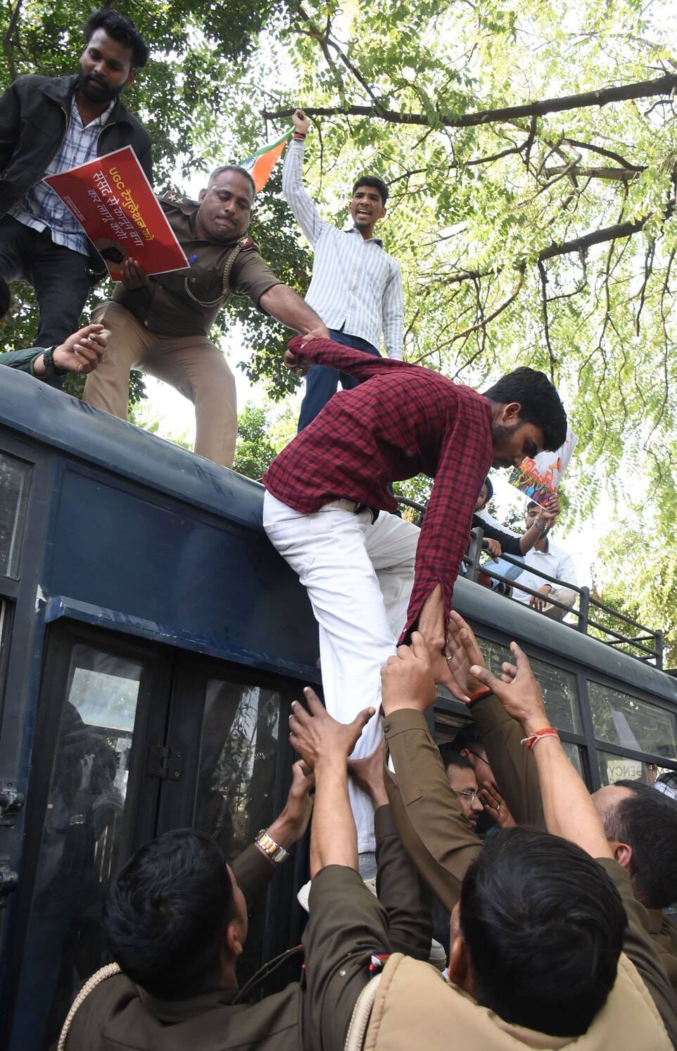 यूजीसी के नए नियमों के समर्थन में प्रदर्शन, लखनऊ विश्वविद्यालय में पुलिस से झड़प यूजीसी के नए नियमों के समर्थन में प्रदर्शन, लखनऊ विश्वविद्यालय में पुलिस से झड़प