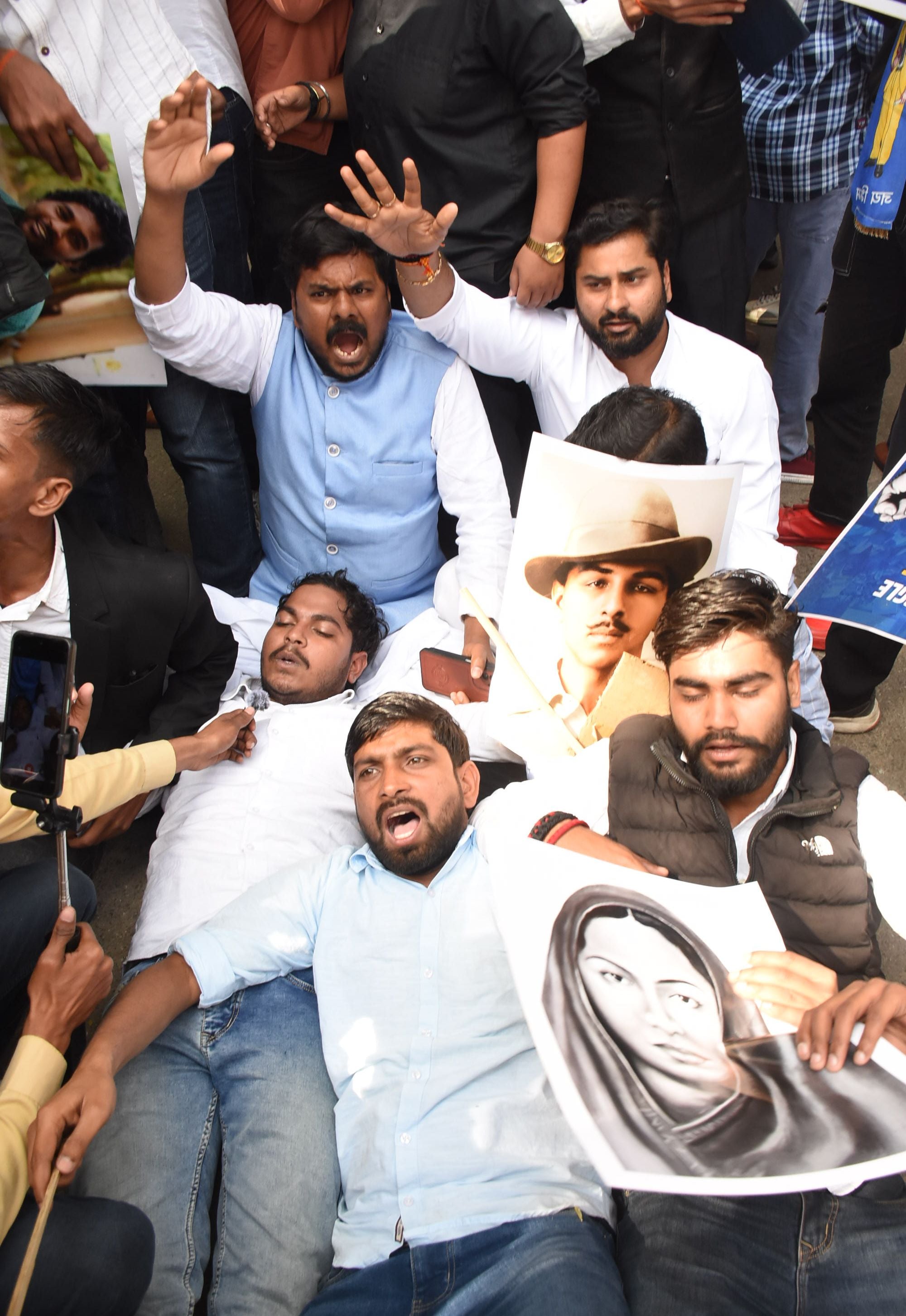 यूजीसी के नए नियमों के समर्थन में प्रदर्शन, लखनऊ विश्वविद्यालय में पुलिस से झड़प यूजीसी के नए नियमों के समर्थन में प्रदर्शन, लखनऊ विश्वविद्यालय में पुलिस से झड़प