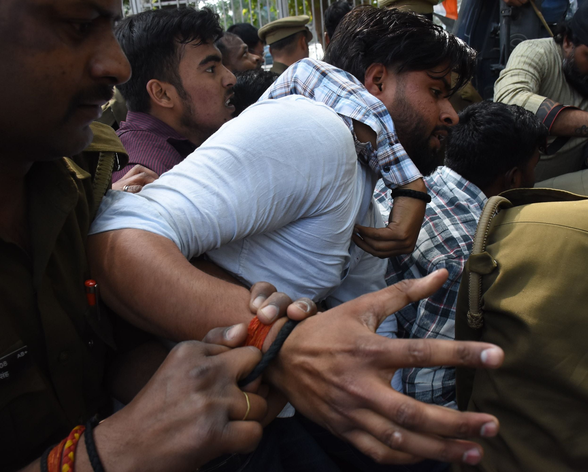 यूजीसी के नए नियमों के समर्थन में प्रदर्शन, लखनऊ विश्वविद्यालय में पुलिस से झड़प यूजीसी के नए नियमों के समर्थन में प्रदर्शन, लखनऊ विश्वविद्यालय में पुलिस से झड़प