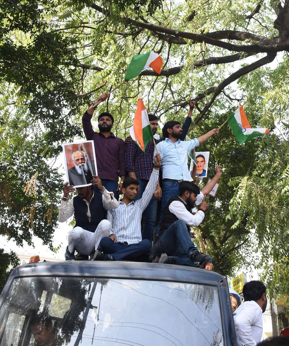 यूजीसी के नए नियमों के समर्थन में प्रदर्शन, लखनऊ विश्वविद्यालय में पुलिस से झड़प यूजीसी के नए नियमों के समर्थन में प्रदर्शन, लखनऊ विश्वविद्यालय में पुलिस से झड़प