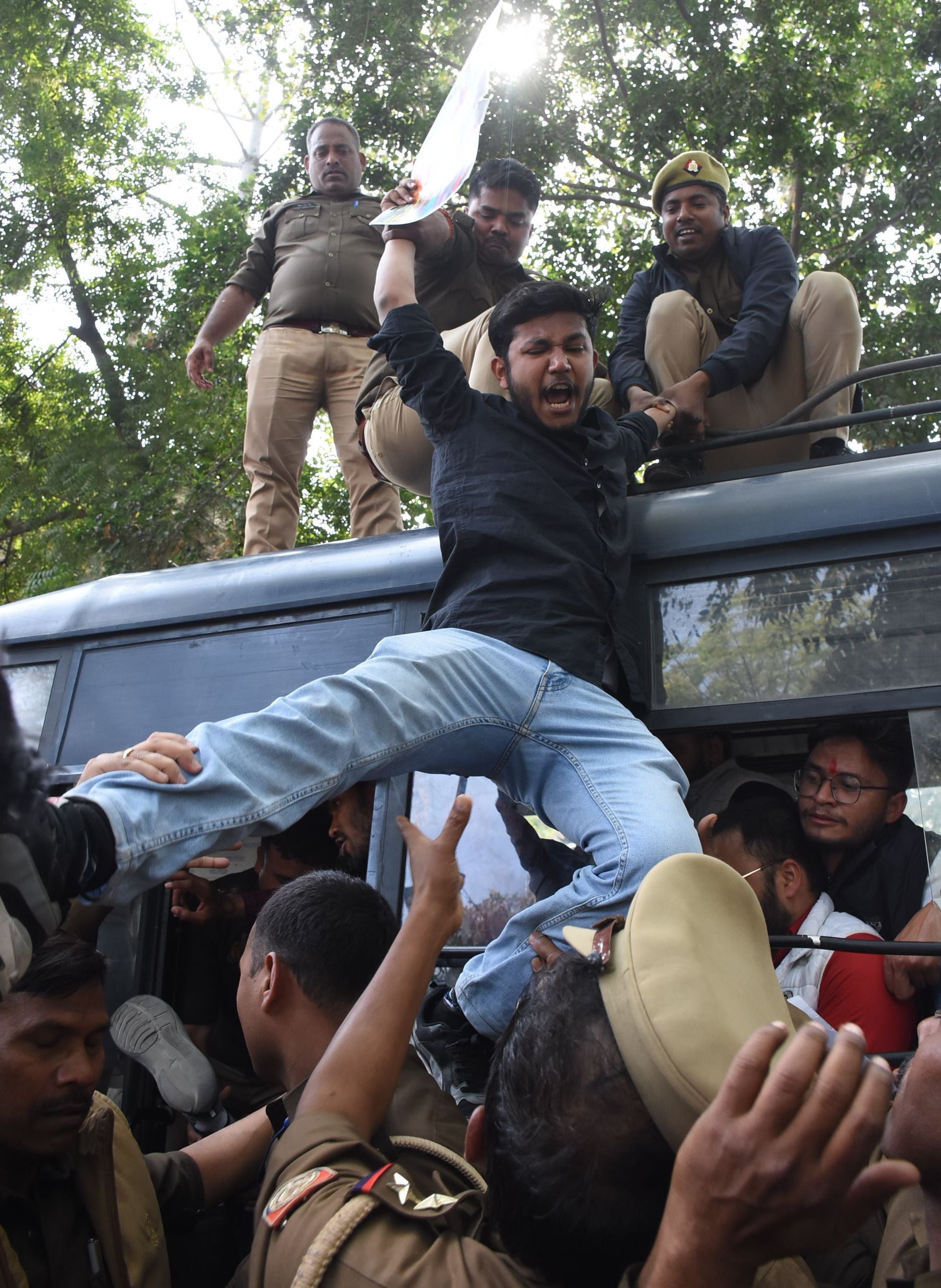 यूजीसी के नए नियमों के समर्थन में प्रदर्शन, लखनऊ विश्वविद्यालय में पुलिस से झड़प यूजीसी के नए नियमों के समर्थन में प्रदर्शन, लखनऊ विश्वविद्यालय में पुलिस से झड़प