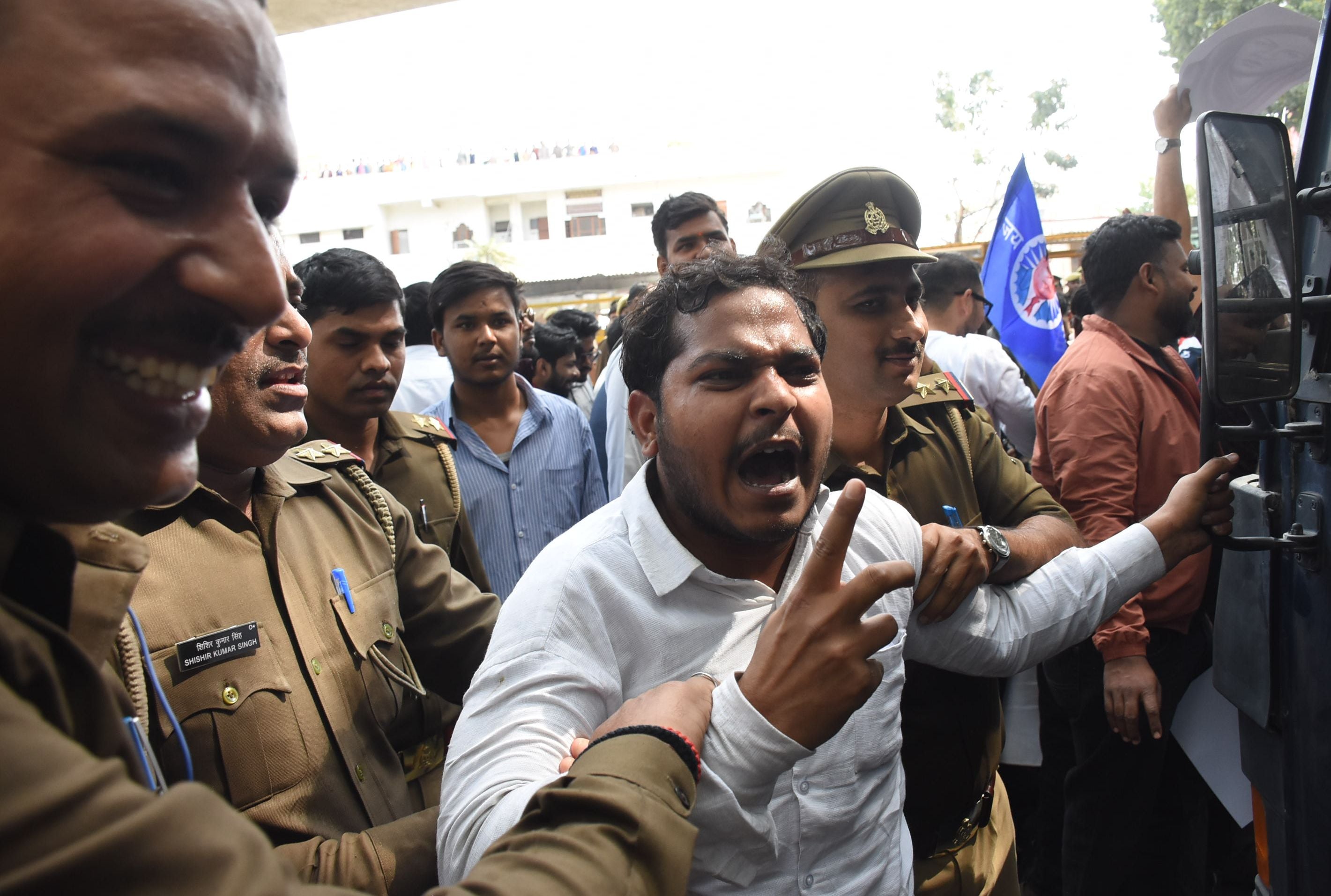 यूजीसी के नए नियमों के समर्थन में प्रदर्शन, लखनऊ विश्वविद्यालय में पुलिस से झड़प यूजीसी के नए नियमों के समर्थन में प्रदर्शन, लखनऊ विश्वविद्यालय में पुलिस से झड़प