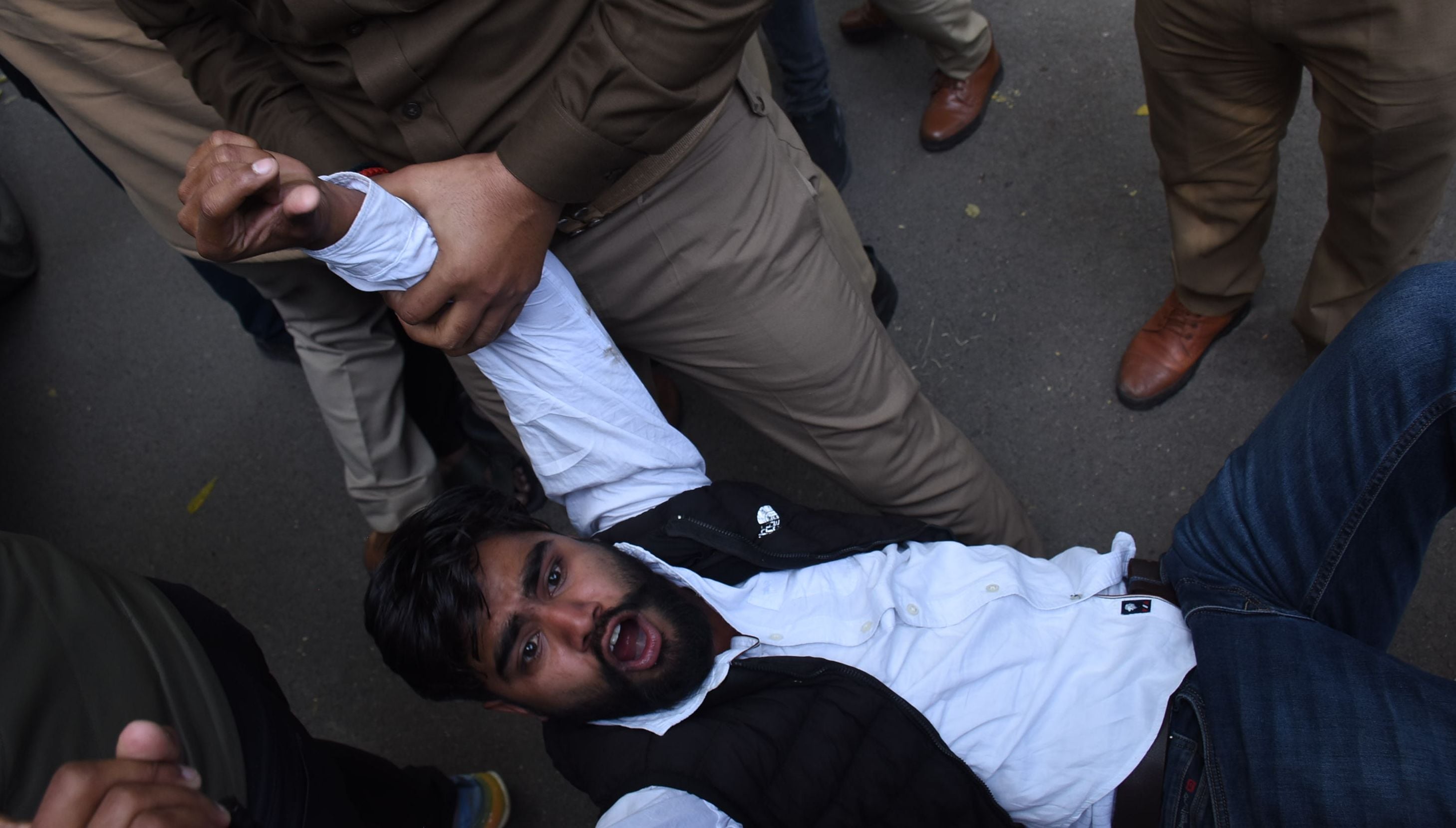 यूजीसी के नए नियमों के समर्थन में प्रदर्शन, लखनऊ विश्वविद्यालय में पुलिस से झड़प यूजीसी के नए नियमों के समर्थन में प्रदर्शन, लखनऊ विश्वविद्यालय में पुलिस से झड़प