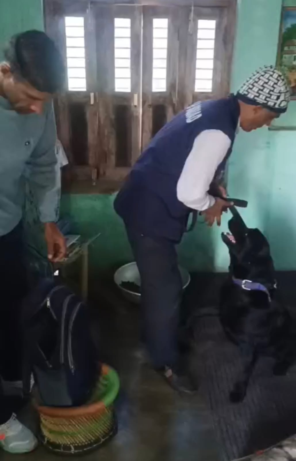 13-महम के गांव भैणी चंद्रपाल के मकान में डकैती की वारदात के बाद बिखरा सामान। संवाद