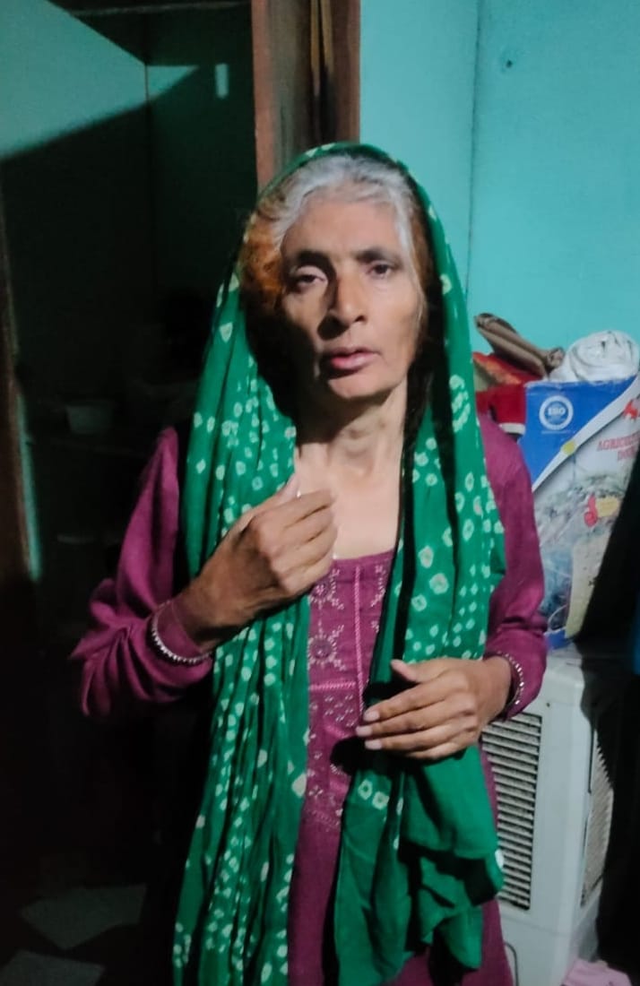 13-महम के गांव भैणी चंद्रपाल के मकान में डकैती की वारदात के बाद बिखरा सामान। संवाद