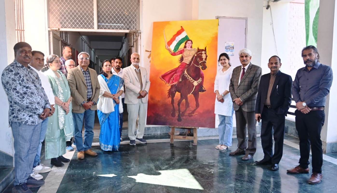 16-महर्षि दयानंद विश्वविद्यालय में रंग सृजन कार्यक्रम में प्रदर्शनी का अवलोकन करते कुलपति प्रो.