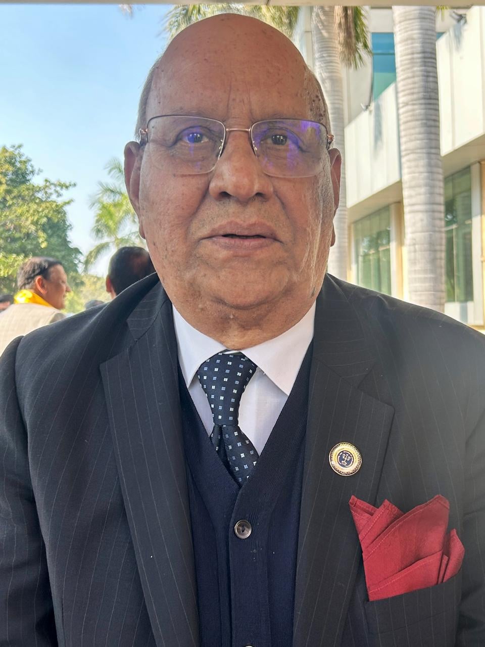 32-एमडीयू के टैगोर सभागार में अपने गुरु के पैर छूने पहुंचे सीजेआई सूर्यकांत। अमर उजाला