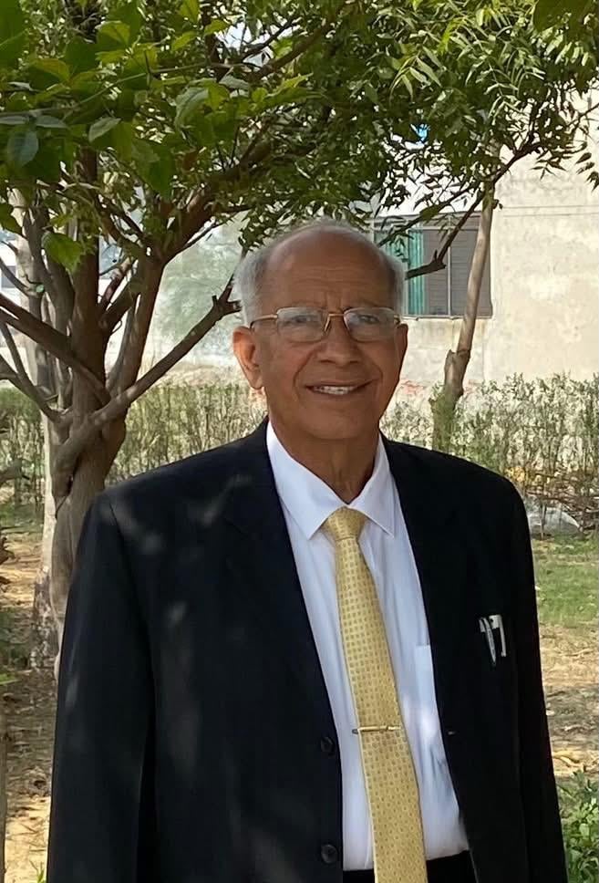 32-एमडीयू के टैगोर सभागार में अपने गुरु के पैर छूने पहुंचे सीजेआई सूर्यकांत। अमर उजाला