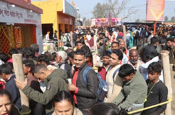 आस्था का संगम-नजीबाबाद क्षेत्र के मोटा महादेव पर महाशिवरात्रि के अवसर उमड़ी कांवडि़यों की भीड़