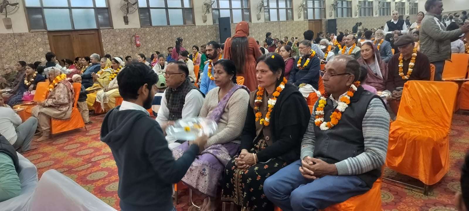 अंबाला छावनी के बीपीएस प्लेनेटोरियम में आयोजित कार्यक्रम में मातृ-पितृ पूजन करते बच्चे। संवाद अंबाला छावनी के बीपीएस प्लेनेटोरियम में आयोजित कार्यक्रम में मातृ-पितृ पूजन करते बच्चे। संवाद