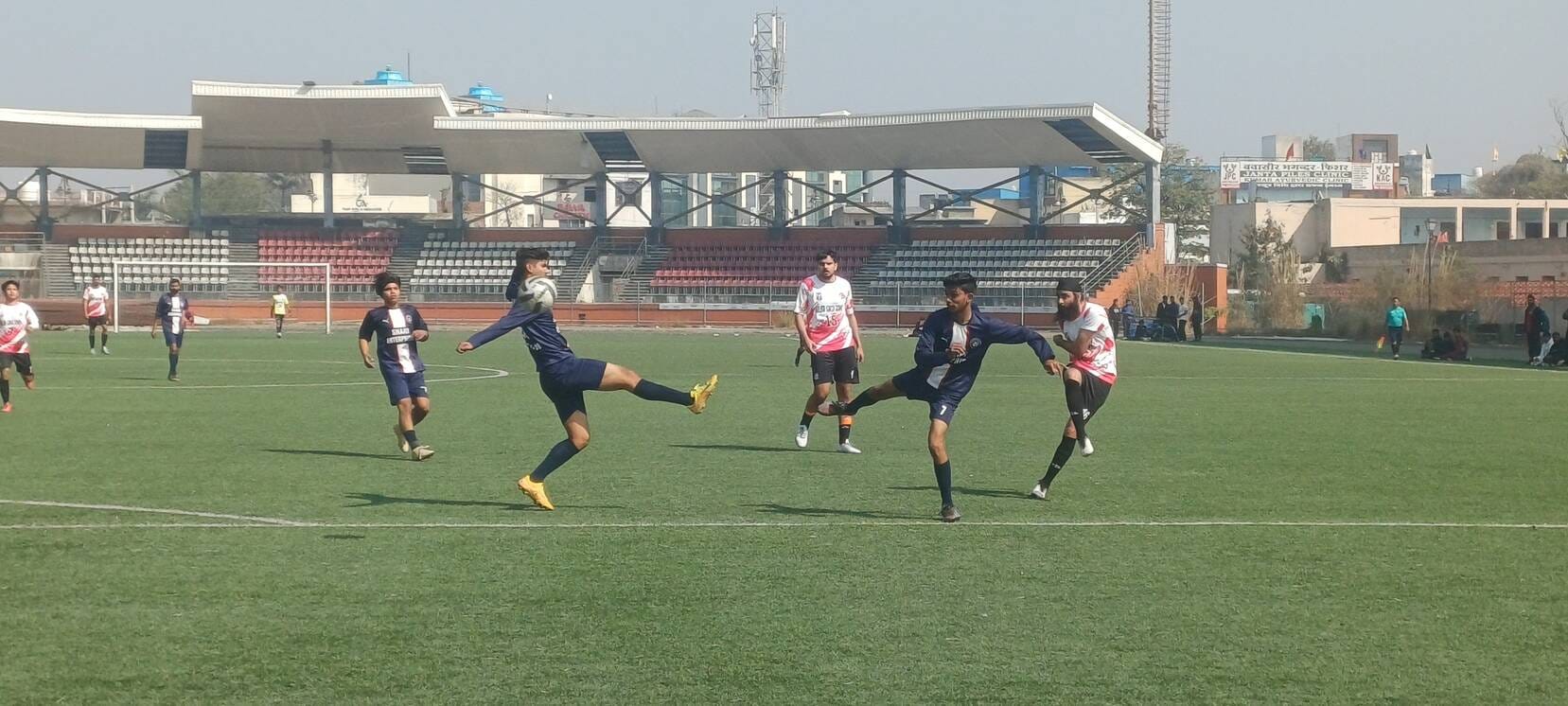 अंबाला छावनी स्थित वार हीरोज मेमोरियल स्टेडियम में आयोजित फुटबाल मैच में भिड़ते खिलाड़ी। संव अंबाला छावनी स्थित वार हीरोज मेमोरियल स्टेडियम में आयोजित फुटबाल मैच में भिड़ते खिलाड़ी। संव