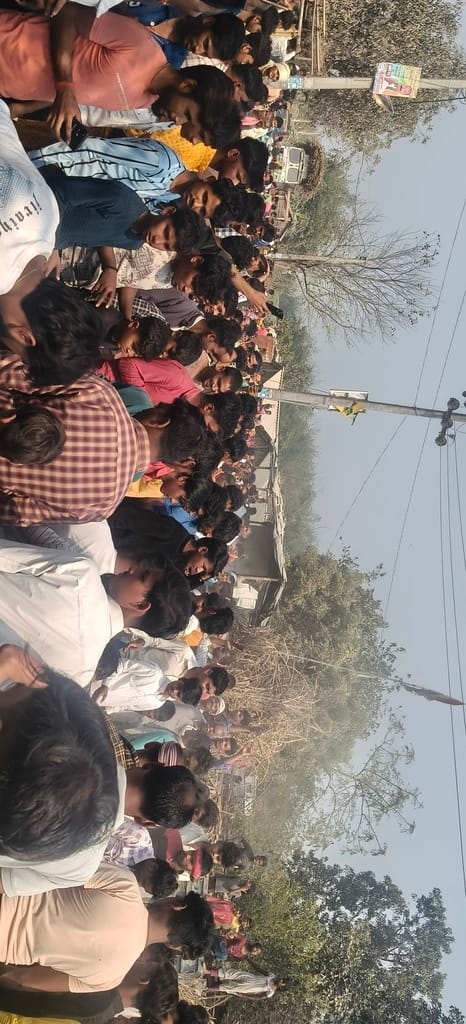 बांसगांव जटवलिया में पानी टंकी से नीचे उतरते गुलमुह्द और शदरुन नेशा ।स्रोत-सोशल मीडिया बांसगांव जटवलिया में पानी टंकी से नीचे उतरते गुलमुह्द और शदरुन नेशा ।स्रोत-सोशल मीडिया
