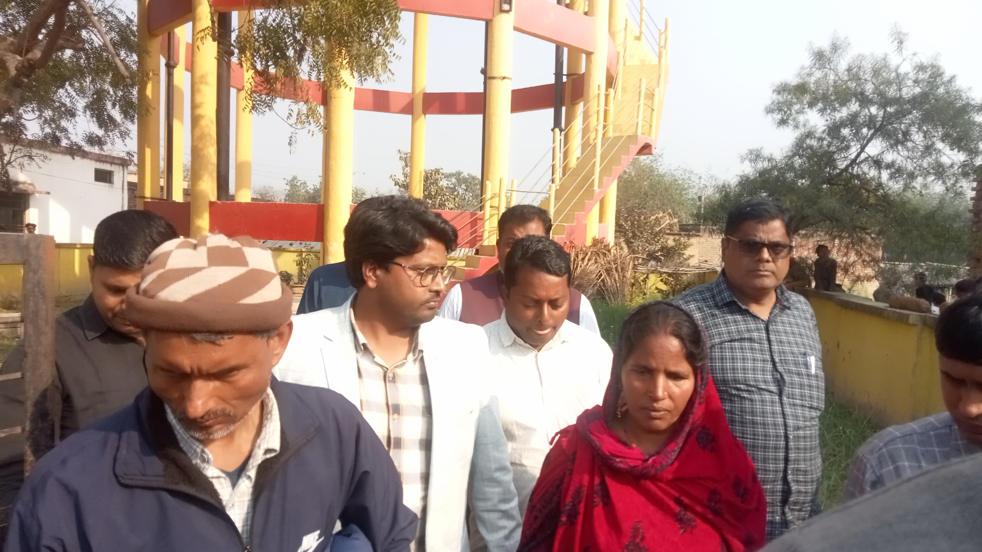 बांसगांव जटवलिया में पानी टंकी से नीचे उतरते गुलमुह्द और शदरुन नेशा ।स्रोत-सोशल मीडिया बांसगांव जटवलिया में पानी टंकी से नीचे उतरते गुलमुह्द और शदरुन नेशा ।स्रोत-सोशल मीडिया