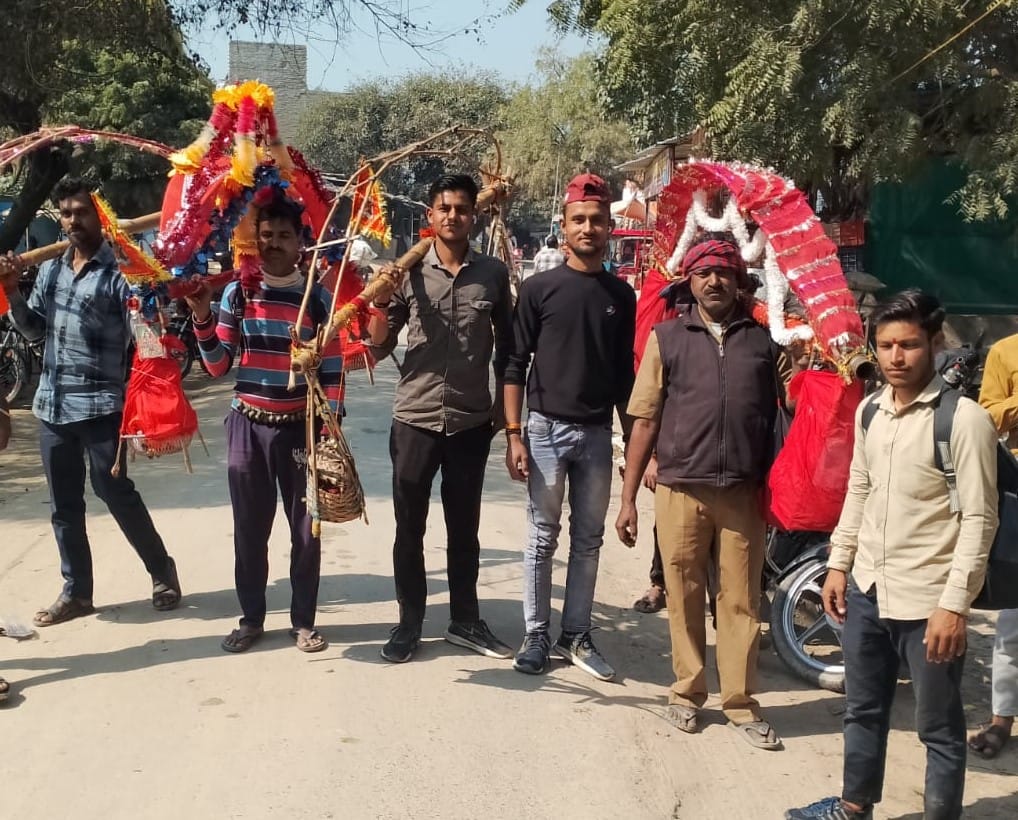 चौक स्थित मंदिर में शिवलिंग का शृंगार करती महिला। स्रोत: जागरुक पाठक