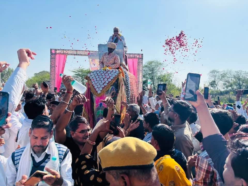 डॉक्टर किरोडी ने पद दंगल कार्यक्रम में की शिरकत डॉक्टर किरोडी ने पद दंगल कार्यक्रम में की शिरकत