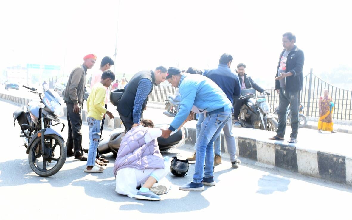 डालीगंज बंधा मार्ग पर गिरे बाइकसवार व सड़क पर लेटा कुत्ता। डालीगंज बंधा मार्ग पर गिरे बाइकसवार व सड़क पर लेटा कुत्ता।
