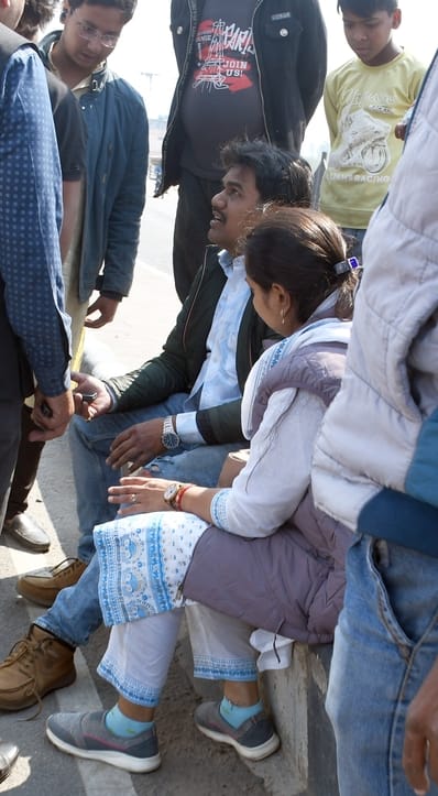 डालीगंज बंधा मार्ग पर गिरे बाइकसवार व सड़क पर लेटा कुत्ता। डालीगंज बंधा मार्ग पर गिरे बाइकसवार व सड़क पर लेटा कुत्ता।