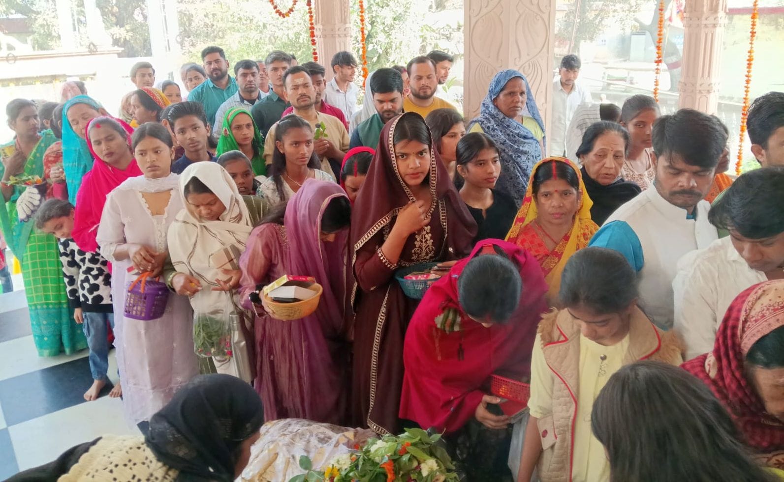 फोटो-10- पाली के सिद्धेश्वरनाथ शिव मंदिर में पूजन के लिए लगी श्रद्धालुओं की लाइन। संवाद फोटो-10- पाली के सिद्धेश्वरनाथ शिव मंदिर में पूजन के लिए लगी श्रद्धालुओं की लाइन। संवाद