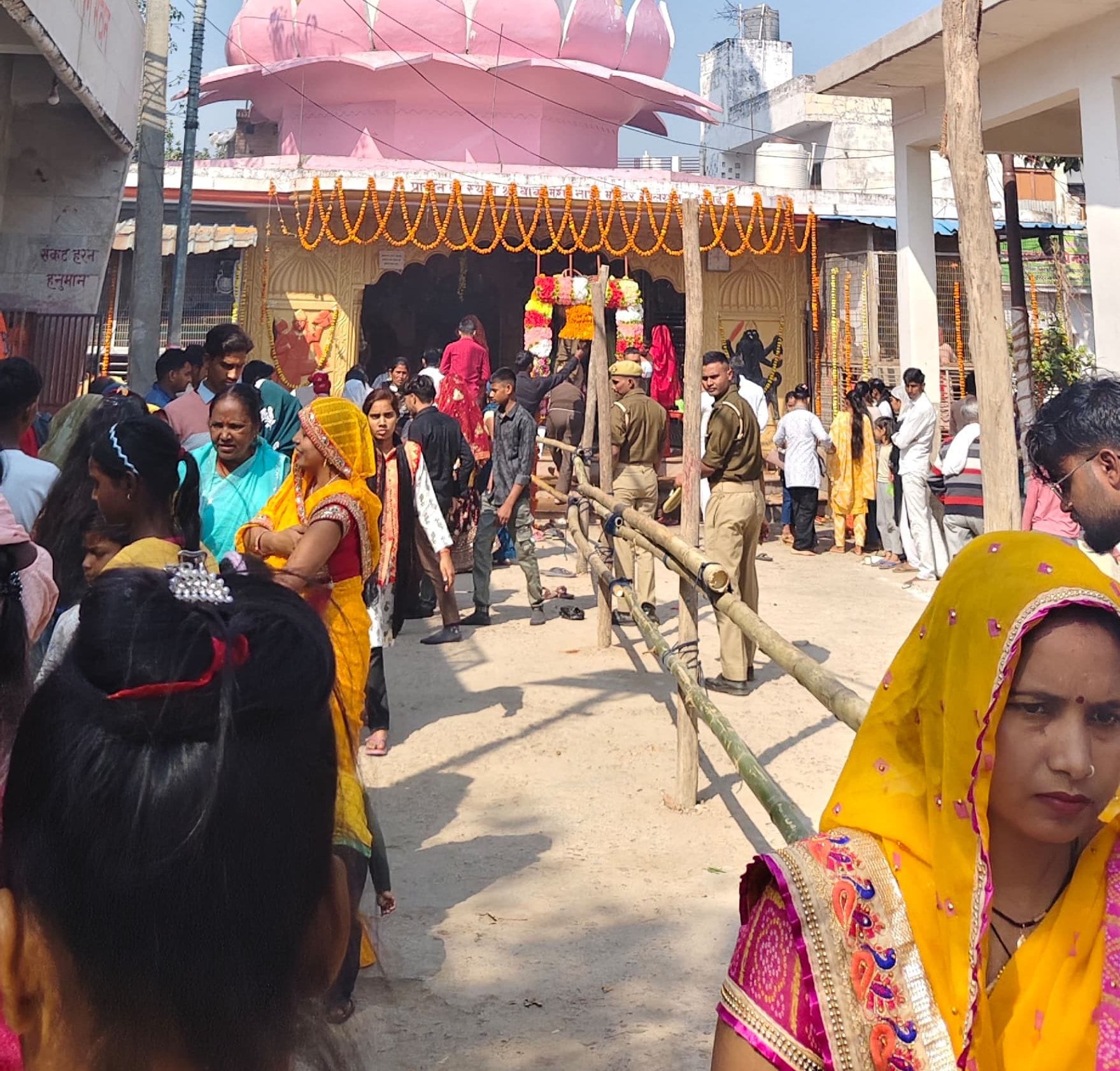 फोटो-10- पाली के सिद्धेश्वरनाथ शिव मंदिर में पूजन के लिए लगी श्रद्धालुओं की लाइन। संवाद फोटो-10- पाली के सिद्धेश्वरनाथ शिव मंदिर में पूजन के लिए लगी श्रद्धालुओं की लाइन। संवाद