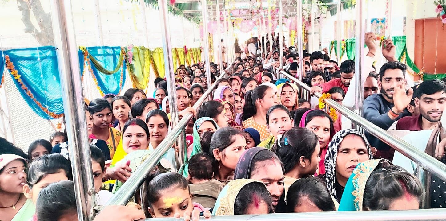 फोटो-10- पाली के सिद्धेश्वरनाथ शिव मंदिर में पूजन के लिए लगी श्रद्धालुओं की लाइन। संवाद फोटो-10- पाली के सिद्धेश्वरनाथ शिव मंदिर में पूजन के लिए लगी श्रद्धालुओं की लाइन। संवाद