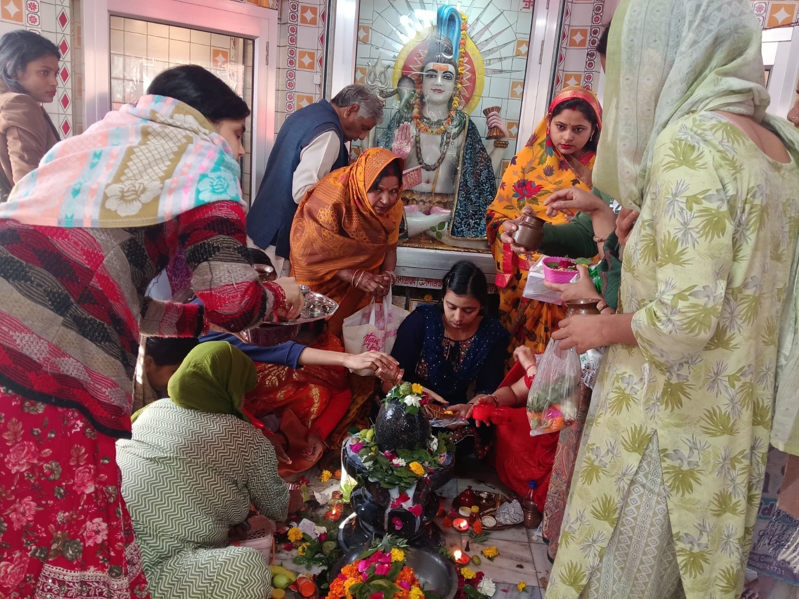 फोटो-10- पाली के सिद्धेश्वरनाथ शिव मंदिर में पूजन के लिए लगी श्रद्धालुओं की लाइन। संवाद फोटो-10- पाली के सिद्धेश्वरनाथ शिव मंदिर में पूजन के लिए लगी श्रद्धालुओं की लाइन। संवाद
