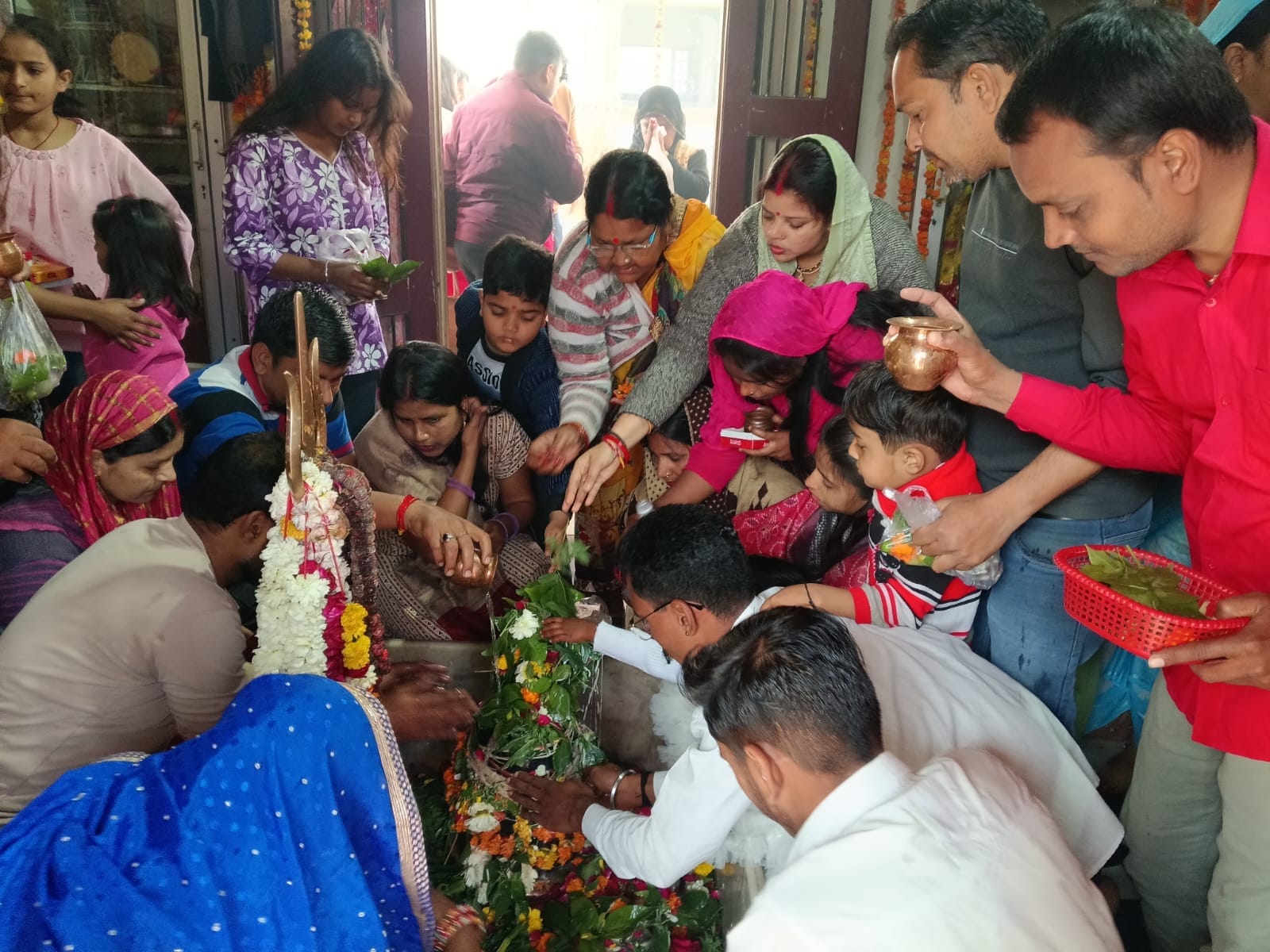 फोटो-10- पाली के सिद्धेश्वरनाथ शिव मंदिर में पूजन के लिए लगी श्रद्धालुओं की लाइन। संवाद फोटो-10- पाली के सिद्धेश्वरनाथ शिव मंदिर में पूजन के लिए लगी श्रद्धालुओं की लाइन। संवाद