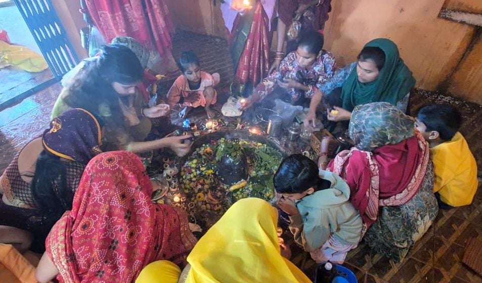 फोटो-10- पाली के सिद्धेश्वरनाथ शिव मंदिर में पूजन के लिए लगी श्रद्धालुओं की लाइन। संवाद फोटो-10- पाली के सिद्धेश्वरनाथ शिव मंदिर में पूजन के लिए लगी श्रद्धालुओं की लाइन। संवाद