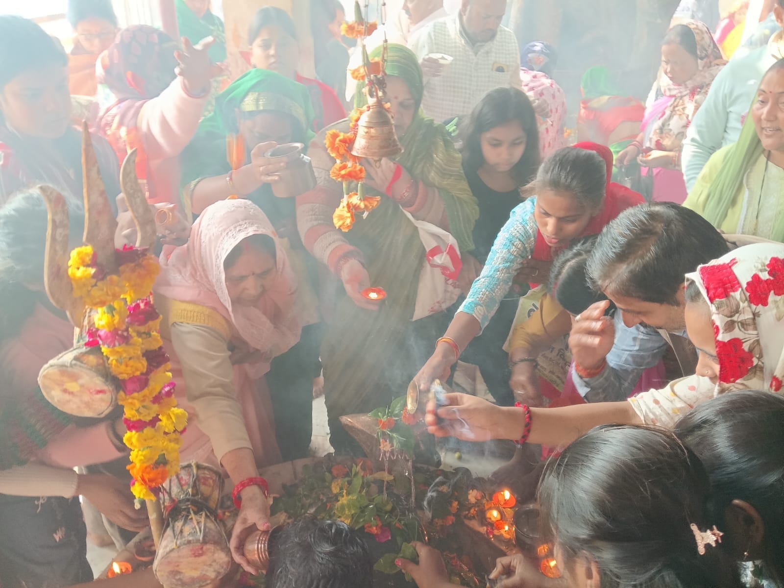 फोटो-10- पाली के सिद्धेश्वरनाथ शिव मंदिर में पूजन के लिए लगी श्रद्धालुओं की लाइन। संवाद फोटो-10- पाली के सिद्धेश्वरनाथ शिव मंदिर में पूजन के लिए लगी श्रद्धालुओं की लाइन। संवाद
