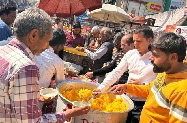 फोटो 11: सोनीपत के शंभू दयाल शिवाला में नंदी को नमन करते श्रद्धालु। संवाद फोटो 11: सोनीपत के शंभू दयाल शिवाला में नंदी को नमन करते श्रद्धालु। संवाद