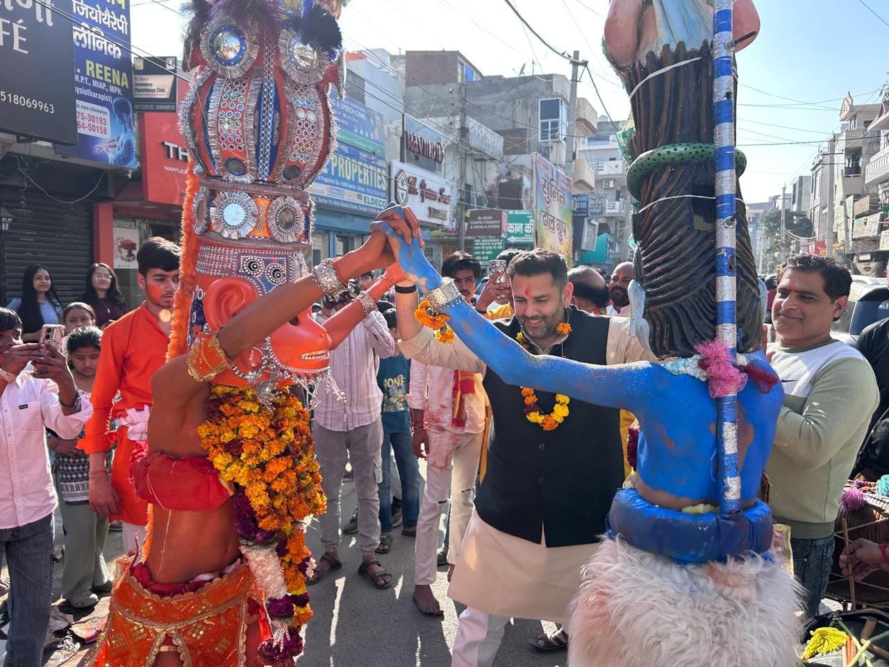 फोटो 11: सोनीपत के शंभू दयाल शिवाला में नंदी को नमन करते श्रद्धालु। संवाद फोटो 11: सोनीपत के शंभू दयाल शिवाला में नंदी को नमन करते श्रद्धालु। संवाद