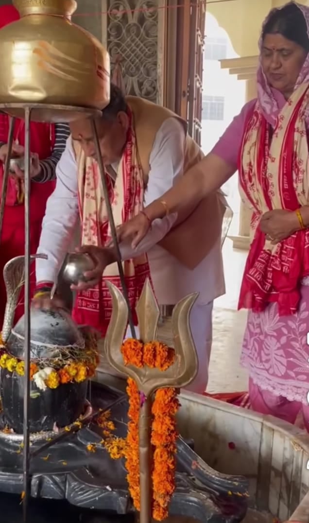 फोटो 11: सोनीपत के शंभू दयाल शिवाला में नंदी को नमन करते श्रद्धालु। संवाद फोटो 11: सोनीपत के शंभू दयाल शिवाला में नंदी को नमन करते श्रद्धालु। संवाद
