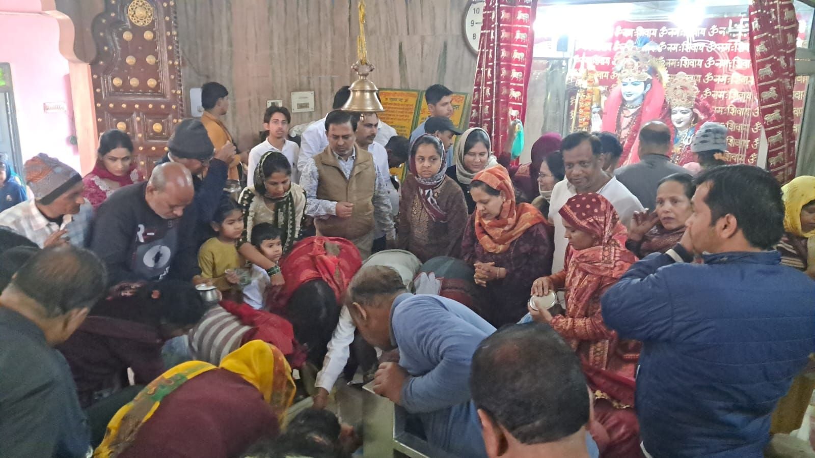 फोटो 11: सोनीपत के शंभू दयाल शिवाला में नंदी को नमन करते श्रद्धालु। संवाद फोटो 11: सोनीपत के शंभू दयाल शिवाला में नंदी को नमन करते श्रद्धालु। संवाद