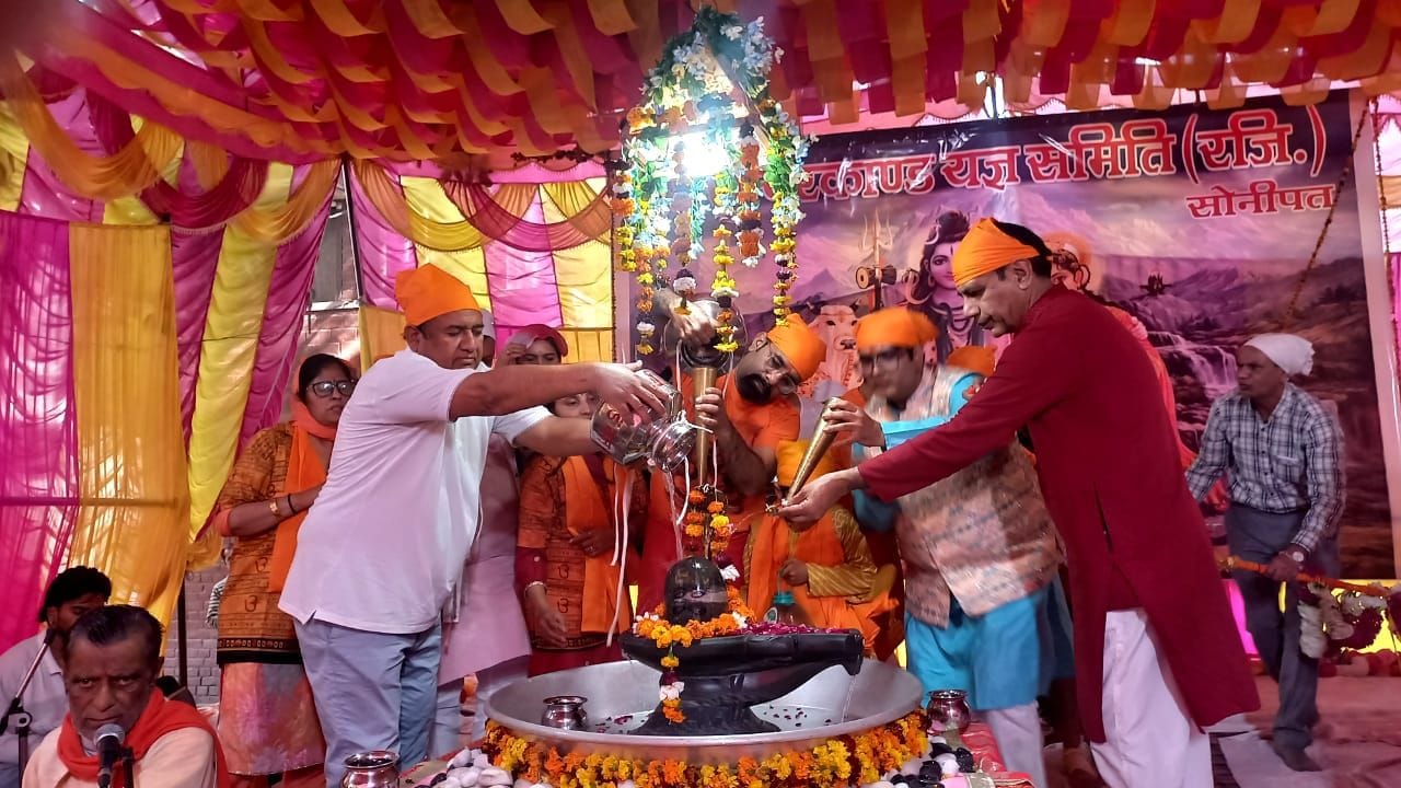 फोटो 11: सोनीपत के शंभू दयाल शिवाला में नंदी को नमन करते श्रद्धालु। संवाद फोटो 11: सोनीपत के शंभू दयाल शिवाला में नंदी को नमन करते श्रद्धालु। संवाद