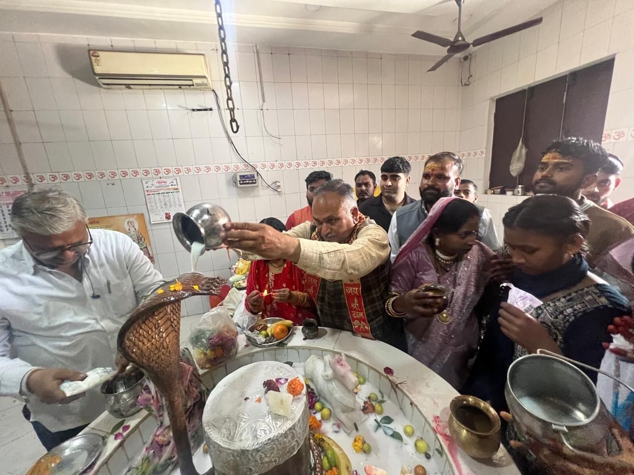 फोटो 11: सोनीपत के शंभू दयाल शिवाला में नंदी को नमन करते श्रद्धालु। संवाद फोटो 11: सोनीपत के शंभू दयाल शिवाला में नंदी को नमन करते श्रद्धालु। संवाद