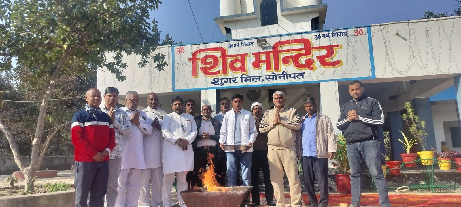 फोटो 11: सोनीपत के शंभू दयाल शिवाला में नंदी को नमन करते श्रद्धालु। संवाद फोटो 11: सोनीपत के शंभू दयाल शिवाला में नंदी को नमन करते श्रद्धालु। संवाद