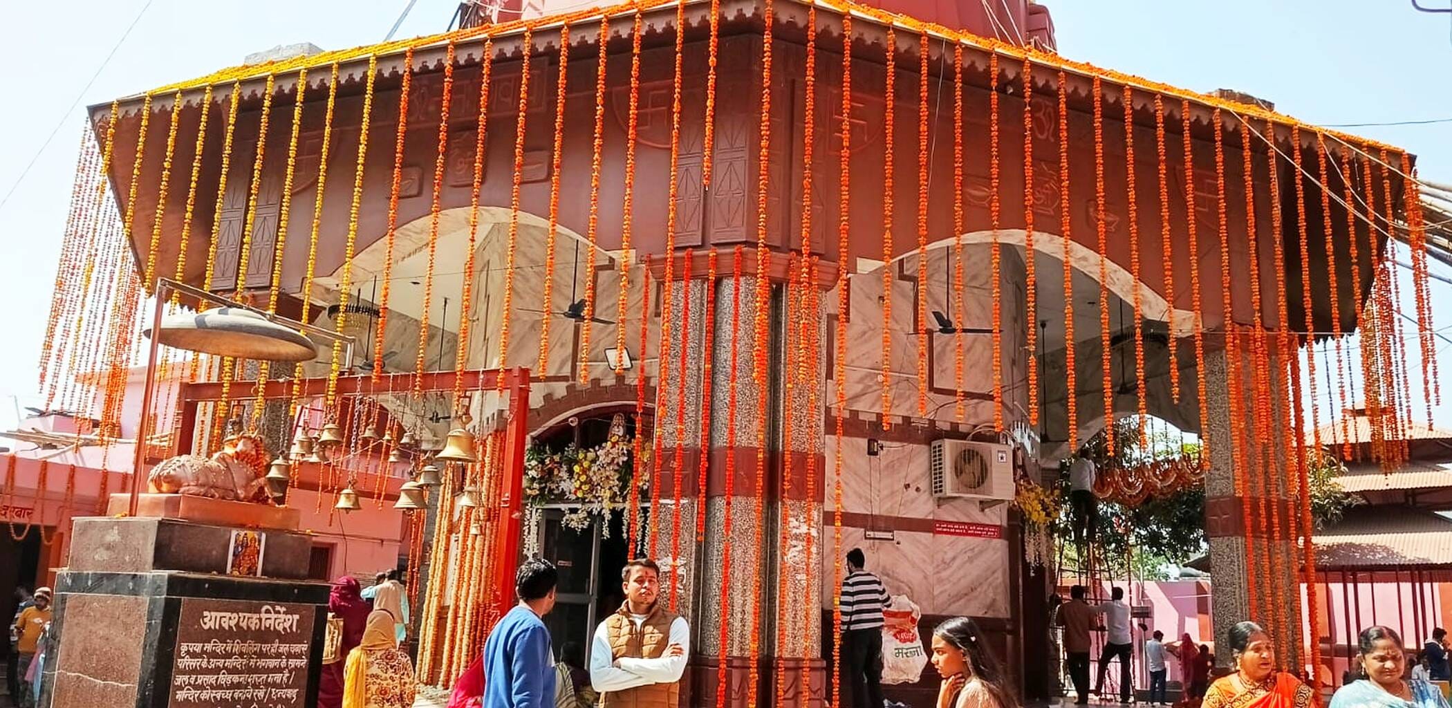 फोटो-14-शहर के तांबेश्वर मंदिर में लगी बैरीकेडिंग। संवाद फोटो-14-शहर के तांबेश्वर मंदिर में लगी बैरीकेडिंग। संवाद