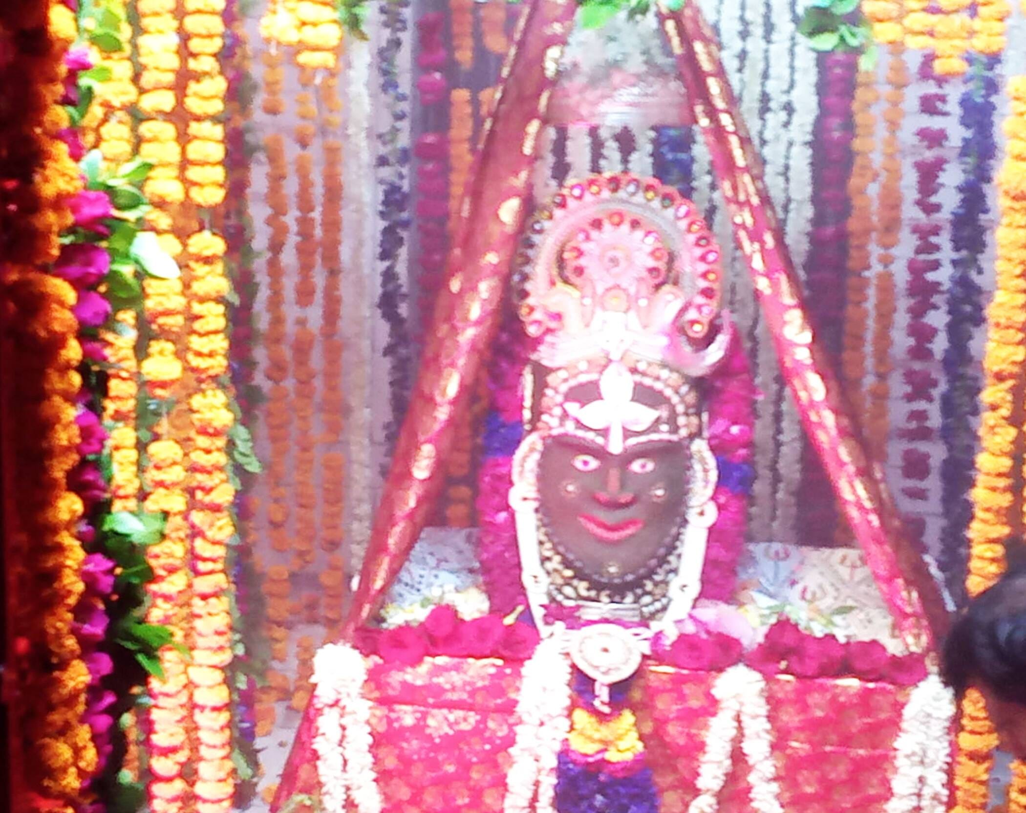 फोटो-14-शहर के तांबेश्वर मंदिर में लगी बैरीकेडिंग। संवाद फोटो-14-शहर के तांबेश्वर मंदिर में लगी बैरीकेडिंग। संवाद