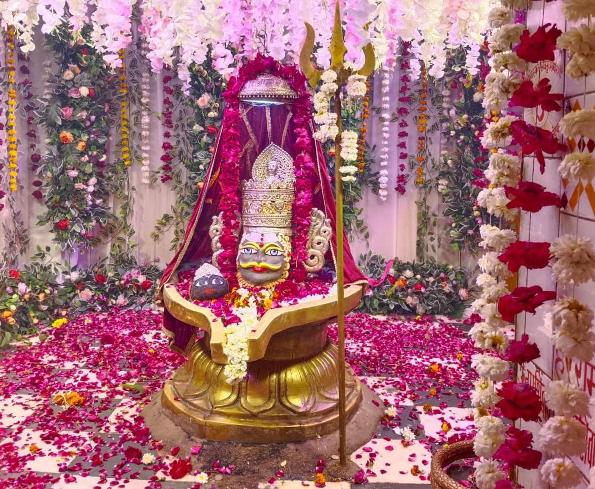 फोटो 15 एचएएमपी 13- राठ के चौपरेश्वर धाम में महाभारतकालीन शिवलिंग। संवाद फोटो 15 एचएएमपी 13- राठ के चौपरेश्वर धाम में महाभारतकालीन शिवलिंग। संवाद