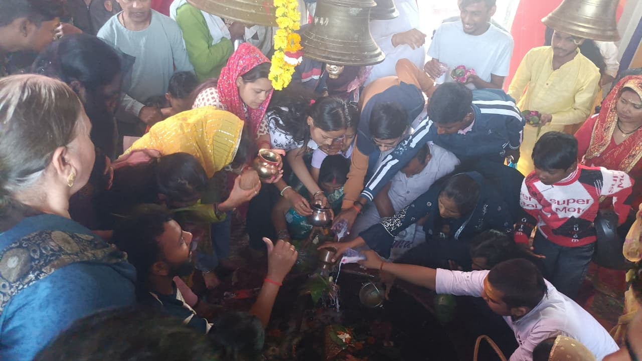 फोटो 15 एचएएमपी 13- राठ के चौपरेश्वर धाम में महाभारतकालीन शिवलिंग। संवाद फोटो 15 एचएएमपी 13- राठ के चौपरेश्वर धाम में महाभारतकालीन शिवलिंग। संवाद