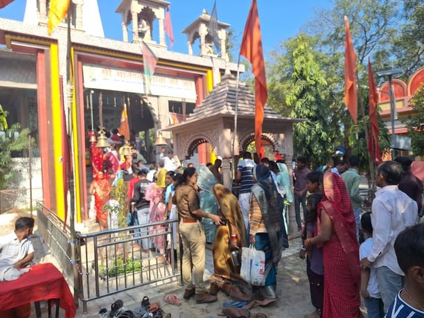 फोटो 15 एचएएमपी 13- राठ के चौपरेश्वर धाम में महाभारतकालीन शिवलिंग। संवाद फोटो 15 एचएएमपी 13- राठ के चौपरेश्वर धाम में महाभारतकालीन शिवलिंग। संवाद