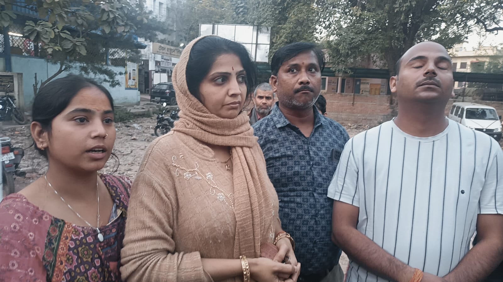 फोटो 15 एचएएमपी 25- जिला अस्पताल में सर्राफा कारोबारी का प्राथमिक उपचार करते डॉक्टर। संवाद फोटो 15 एचएएमपी 25- जिला अस्पताल में सर्राफा कारोबारी का प्राथमिक उपचार करते डॉक्टर। संवाद