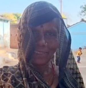 फोटो 15 एमएएचपी 19 परिचय-नगाराडांग गांव में फटी टंकी से बहकर बर्बाद होता पानी। संवाद