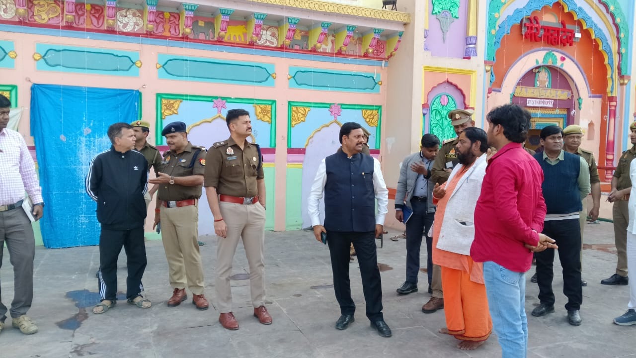 फोटो-15- देवकली मंदिर को जाने वाले रास्ते पर लगाई जाती बेरीकेडिंग। संवाद
