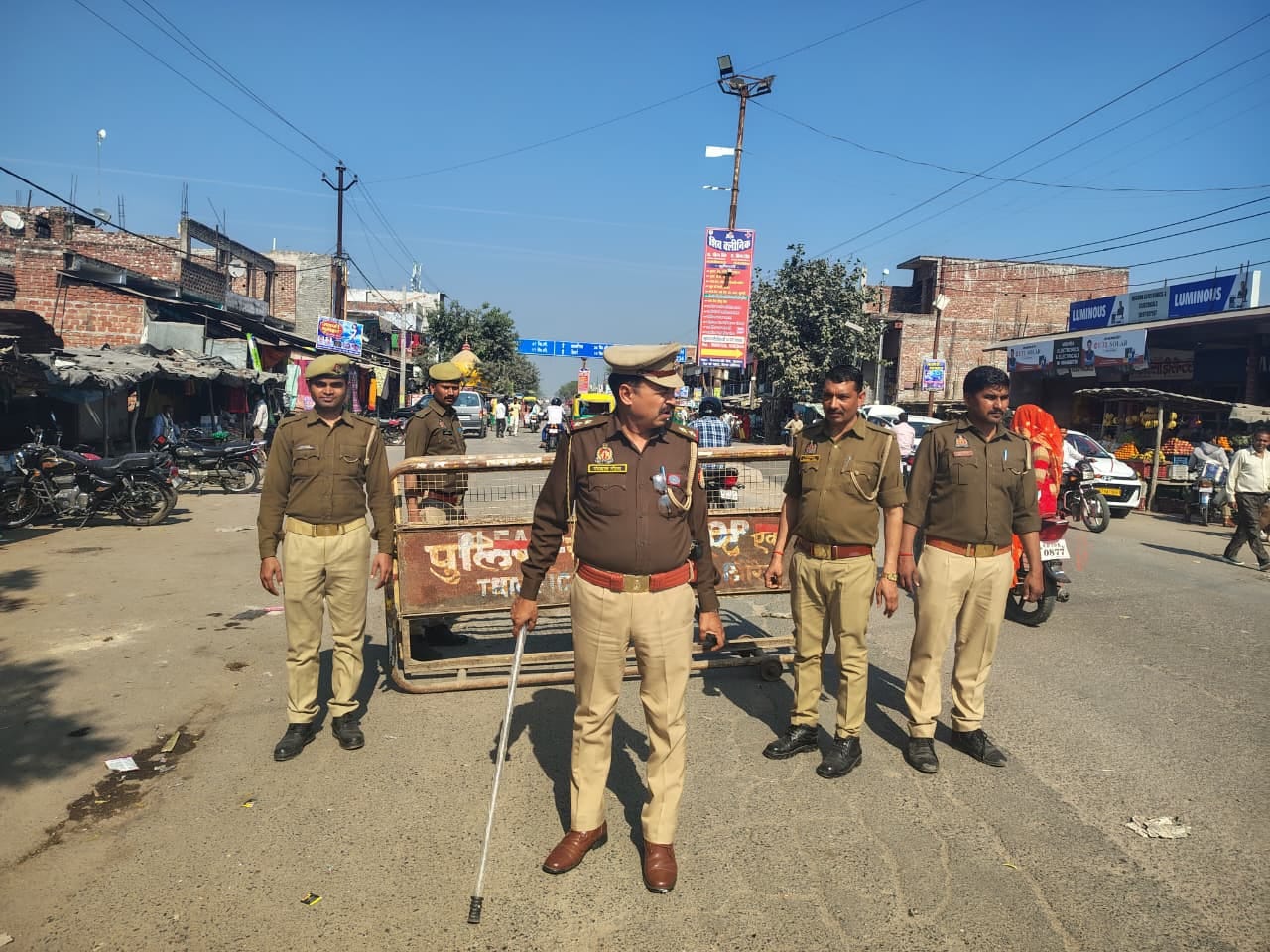 फोटो-15- देवकली मंदिर को जाने वाले रास्ते पर लगाई जाती बेरीकेडिंग। संवाद