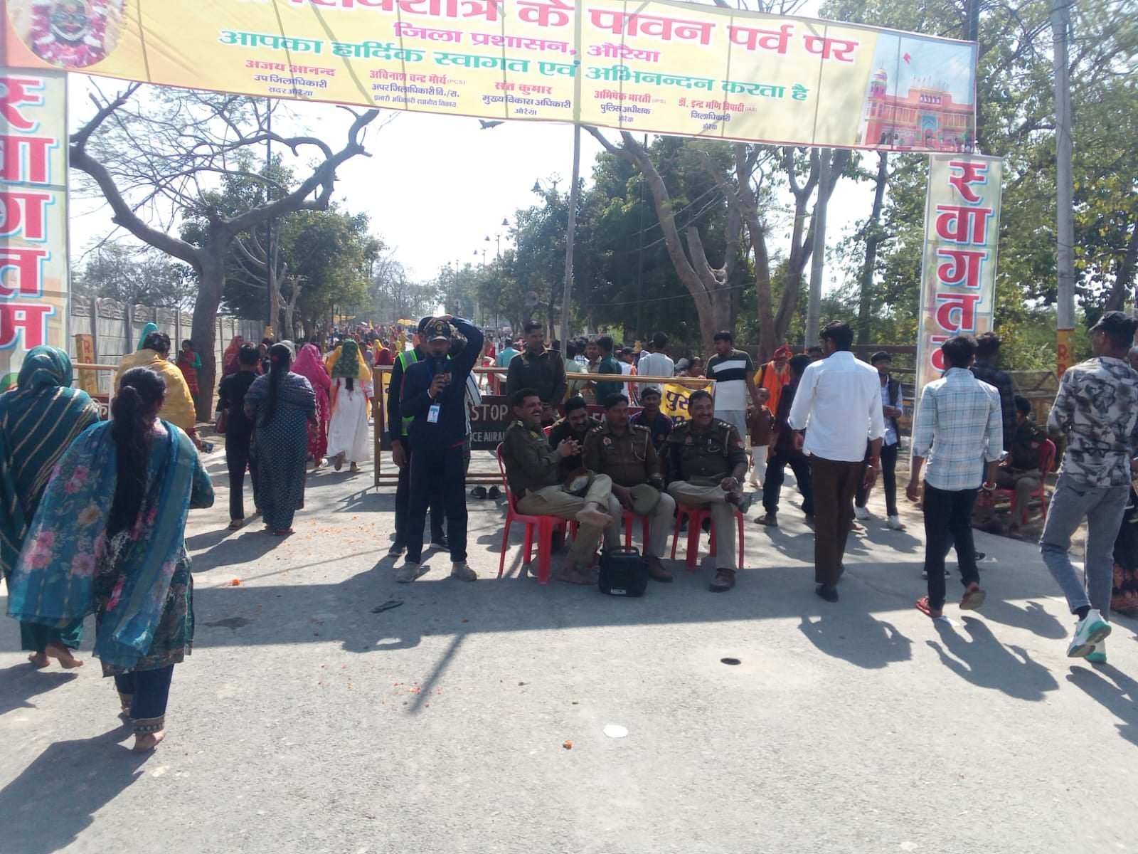 फोटो-16- पूजन सामग्री की खरीदारी करतीं महिलाएं। संवाद